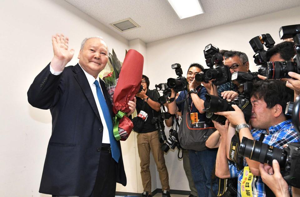 　引退会見で手を振る加藤一二三さん＝１７年６月