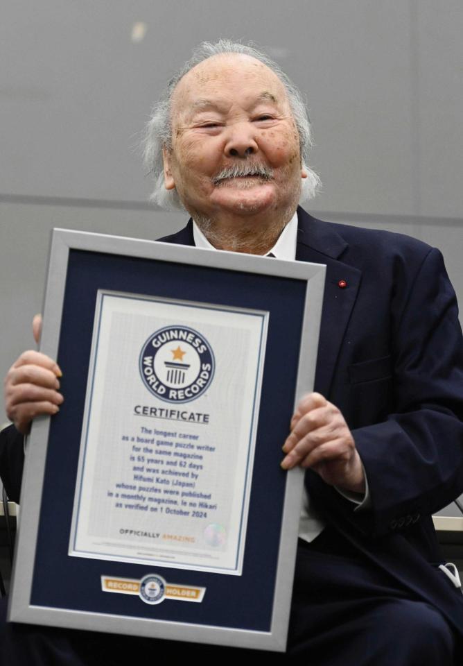 　詰め将棋の連載が「同一雑誌で最長」としてギネス世界記録に認定された加藤一二三さん＝２４年１１月