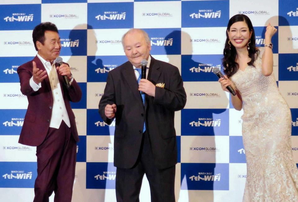 　イベントで五木ひろし、アンミカと歌う加藤一二三さん＝１９年９月