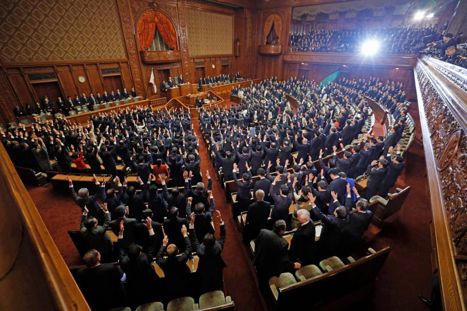 衆院が解散され、万歳する議員