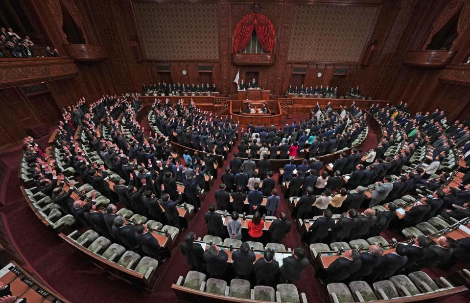 衆院が解散され、万歳する議員ら