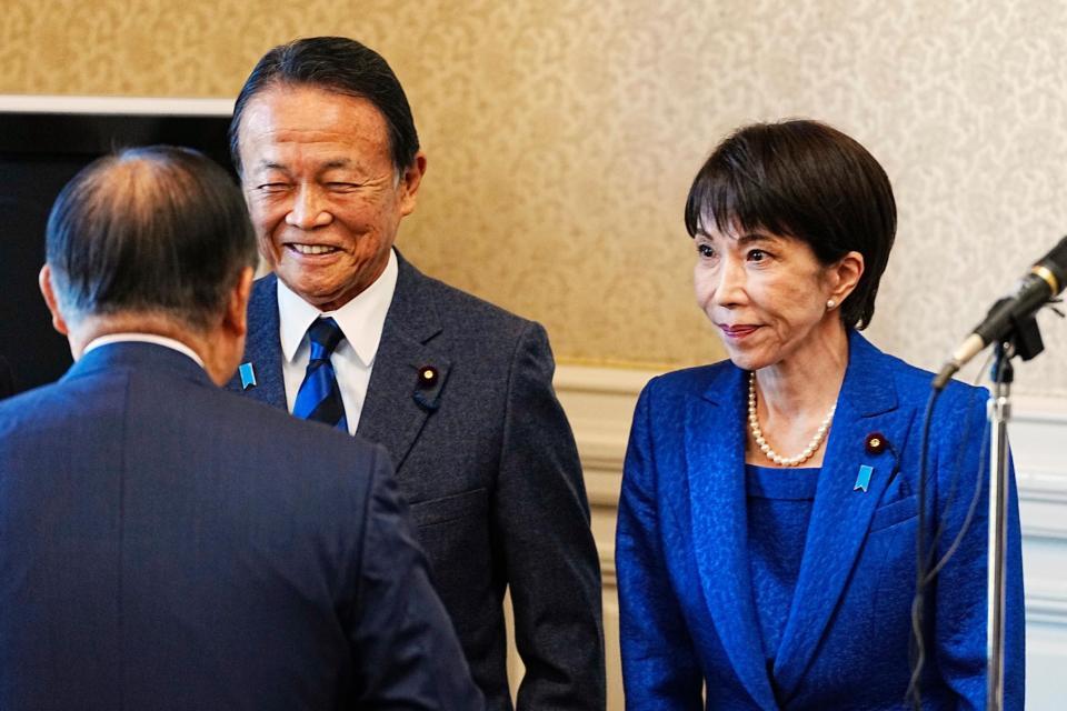 自民党の両院議員総会に臨む高市首相。左隣は麻生副総裁
