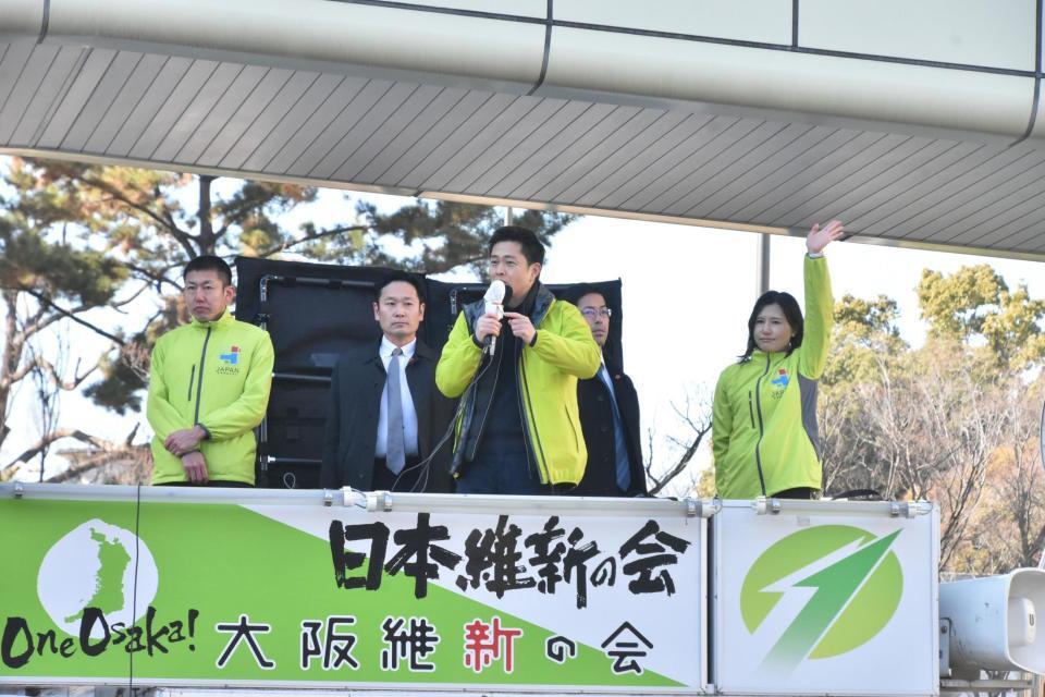 街頭演説に立った吉村洋文前大阪府知事（中央）＝吹田市内