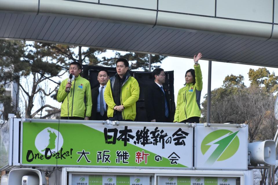 街頭演説に立った吉村洋文前大阪府知事（中央）＝吹田市内