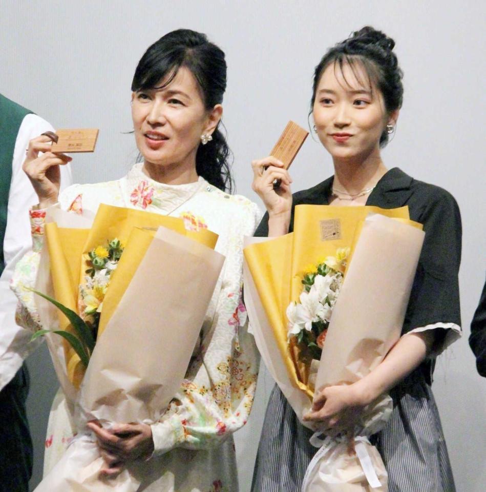 ２０２４年６月。清水美砂（左）と片岡凜