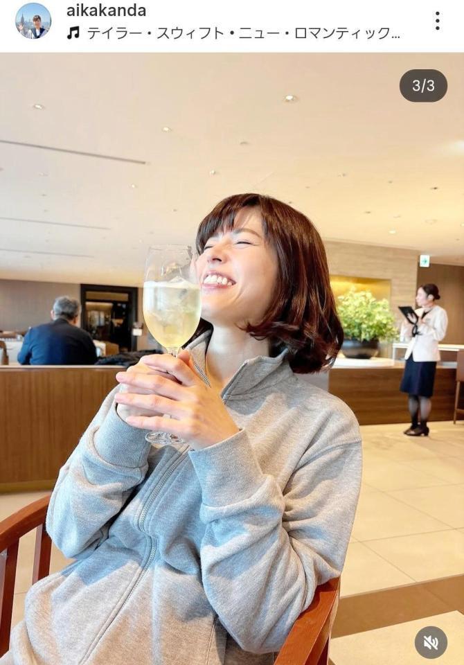 空港のラウンジでくつろぐ神田愛花。インスタグラム＠ａｉｋａｋａｎｄａより