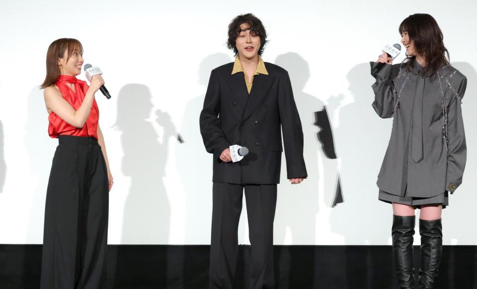 唐田えりか（右）の話しに驚く齊藤京子（左）と倉悠貴＝ＴＯＨＯシネマズ日比谷（撮影・吉澤敬太）