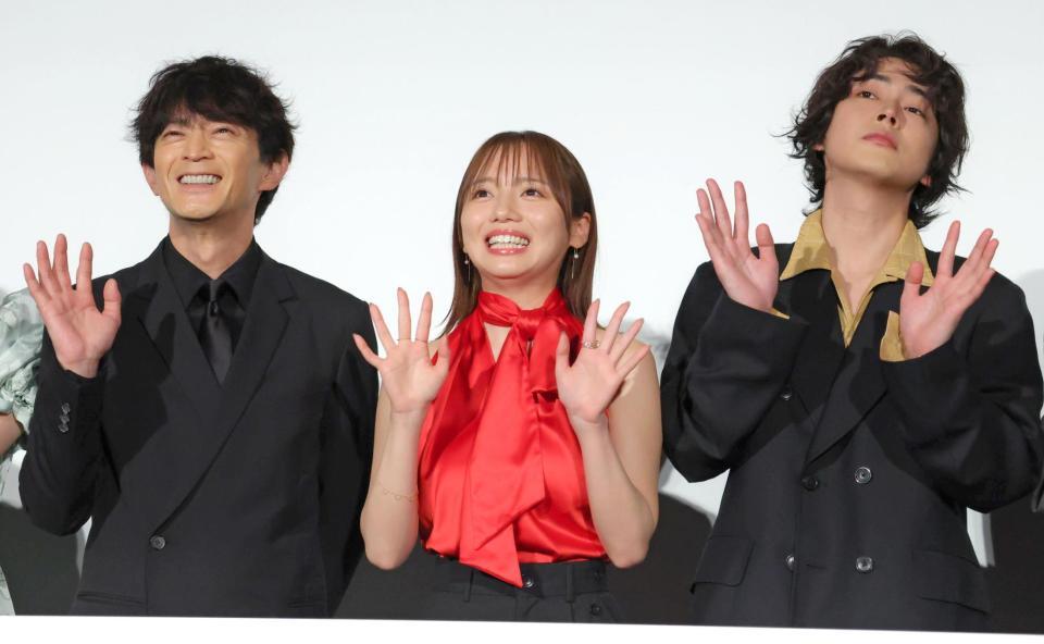 手を振る（左から）津田健次郎、齊藤京子、倉悠貴＝ＴＯＨＯシネマズ日比谷（撮影・吉澤敬太）