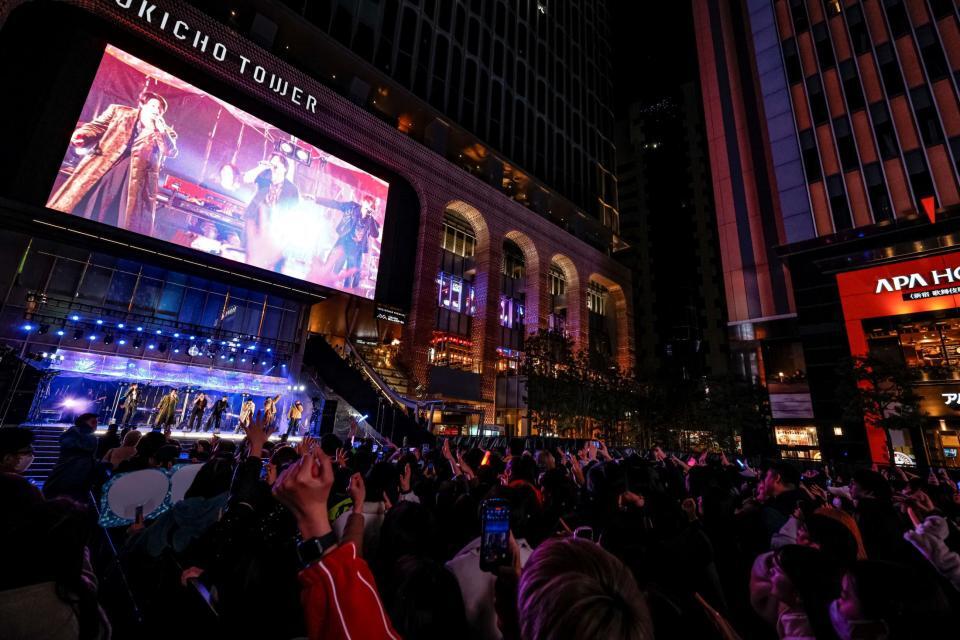 初のフリーライブを開催したＷＥＳＴ．