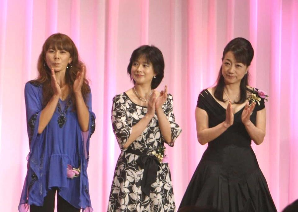 （左から）網浜直子、松本典子、麻丘めぐみ＝２０２０年４月