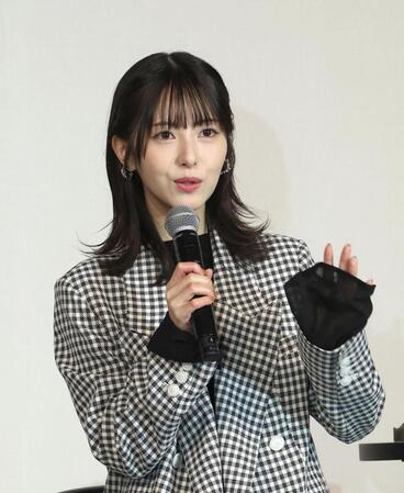 トークをする浜辺美波（撮影・佐々木彰尚）