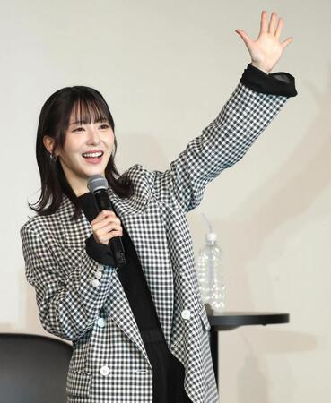 トークをする浜辺美波（撮影・佐々木彰尚）