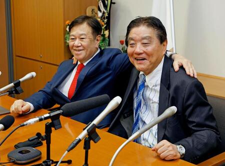 記者会見で新党結成を表明し、河村たかし前衆院議員（右）と肩を組む原口一博前衆院議員