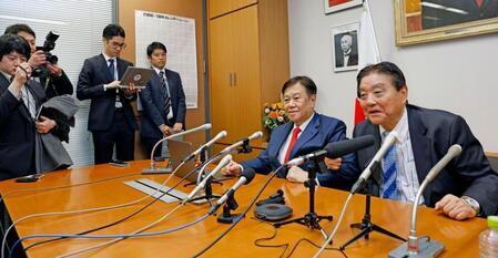 記者会見で新党結成を表明した原口一博前衆院議員。右は河村たかし前衆院議員