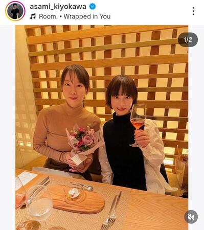 吉岡里帆（左）と清川あさみ氏。２５年１２月２２日付の清川氏のインスタグラム＠ａｓａｍｉ＿ｋｉｙｏｋａｗａより 