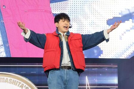 盛り上げる山下健二郎