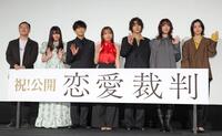 笑顔を見せる（左から）深田晃司監督、仲村悠菜、津田健次郎、齊藤京子、倉悠貴、唐田えりか、小川未祐＝ＴＯＨＯシネマズ日比谷（撮影・吉澤敬太）