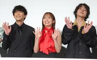 手を振る（左から）津田健次郎、齊藤京子、倉悠貴＝ＴＯＨＯシネマズ日比谷（撮影・吉澤敬太）