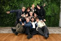 ポーズをとるＴＪＢＢのメンバー（撮影・堀内翔）