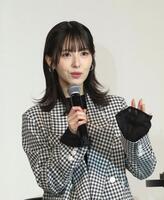 トークをする浜辺美波（撮影・佐々木彰尚）