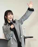 トークをする浜辺美波（撮影・佐々木彰尚）