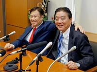 記者会見で新党結成を表明し、河村たかし前衆院議員（右）と肩を組む原口一博前衆院議員