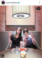 吉岡里帆（左）と清川あさみ氏。２５年８月２７日付の清川氏のインスタグラム＠ａｓａｍｉ＿ｋｉｙｏｋａｗａより 