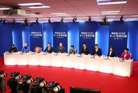 党首討論会に臨む各党党首（代表撮影）