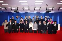 討論会後に、高校生らと写真に納まる各党党首（代表撮影）