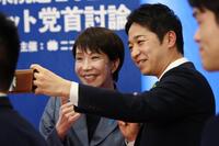 党首討論会を終え、日本維新の会の藤田文武共同代表（右）と記念撮影する自民党の高市早苗総裁（代表撮影）