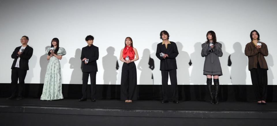 登壇した（左から）深田晃司監督、仲村悠菜、津田健次郎、齊藤京子、倉悠貴、唐田えりか、小川未祐＝ＴＯＨＯシネマズ日比谷（撮影・吉澤敬太）