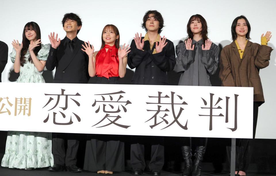 手を振る（左から）仲村悠菜、津田健次郎、齊藤京子、倉悠貴、唐田えりか、小川未祐（撮影・吉澤敬太）