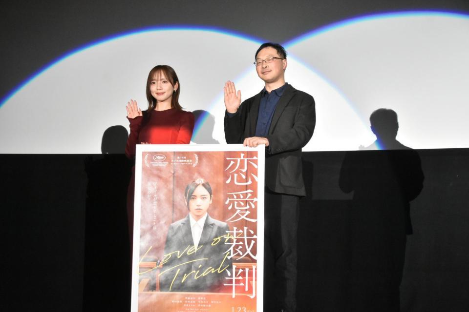 舞台あいさつに登場した齊藤京子（左）と深田晃司監督