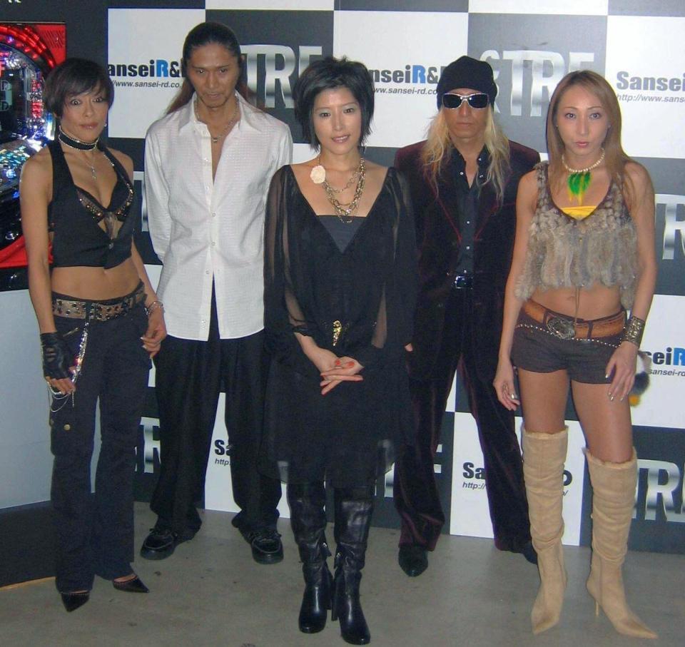 ＴＲＦのメンバーと。右から２人目がＤＪ　ＫＯＯ（２００６年１１月）