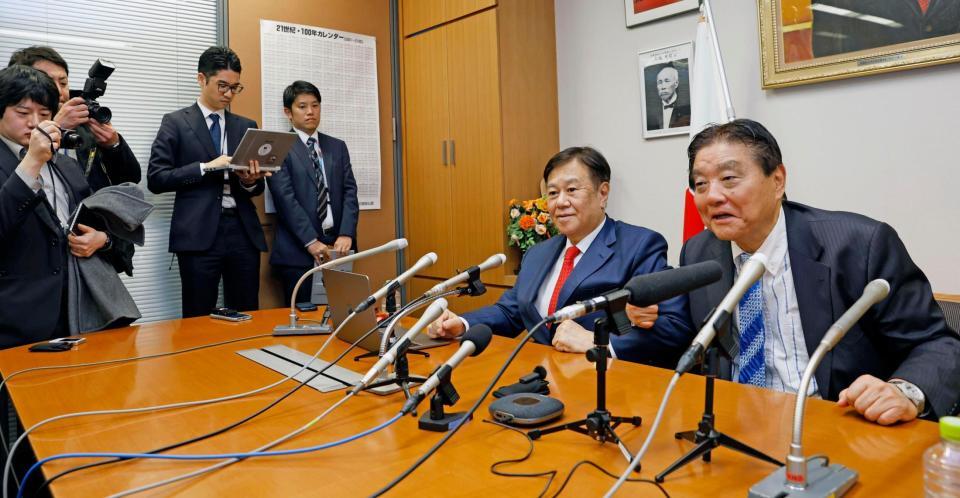 記者会見で新党結成を表明した原口一博前衆院議員。右は河村たかし前衆院議員