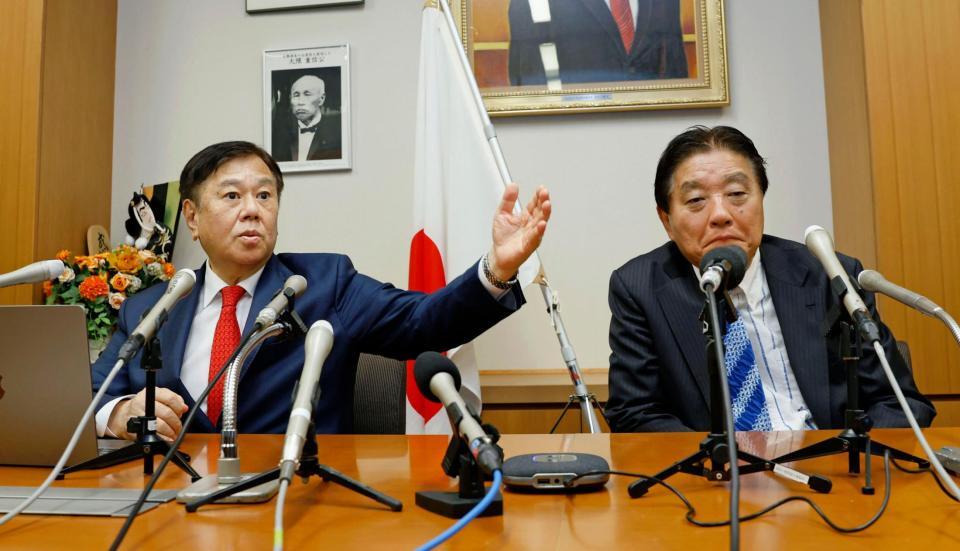 記者会見で新党結成を表明した原口一博前衆院議員。右は河村たかし前衆院議員