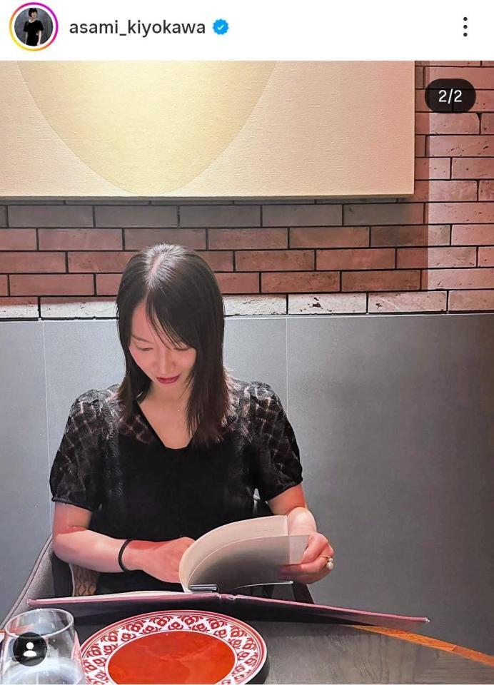 吉岡里帆。２５年８月２７日付の清川あさみ氏のインスタグラム＠ａｓａｍｉ＿ｋｉｙｏｋａｗａより 