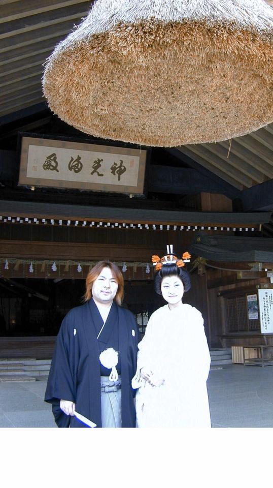 ２００５年５月１２日、結婚記念日に３人の子供と一緒に出雲大社で挙式した真矢と石黒彩