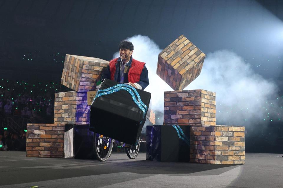 往年の映画風の衣装で登場した山下健二郎