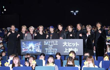 （左から）平沼紀久監督、陣、与那嶺瑠唯、藤原樹、世界、堀夏喜、中島颯太、剣、半田龍臣、ＷＥＥＳＡ