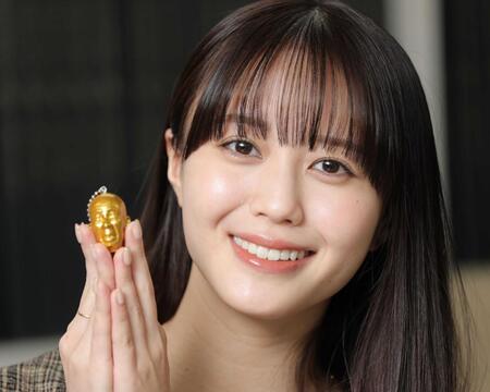 　金のひょうろくキーホルダーを手にする榎本ゆいな（撮影・西岡正）