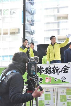 街頭演説に立った吉村洋文前大阪府知事（左）と横山英幸前大阪市長