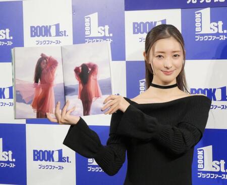 お気に入りカットを披露する宮本茉由