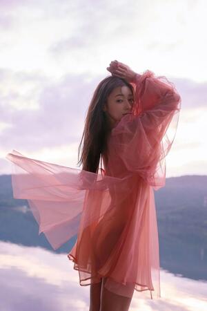 宮本茉由の初写真集「ほんとはね、」の本人お気に入りカット（撮影／中村和孝）