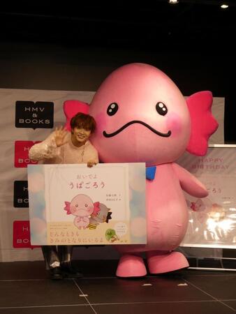 撮影に応じる（左から）佐藤大樹、うぱごろう