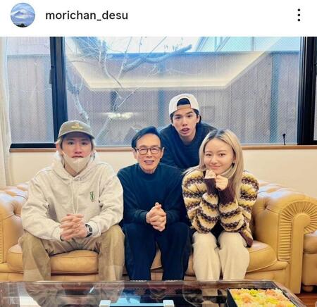 （左から）Ｔａｋａ、森進一、Ｈｉｒｏ、山本舞香の家族ショット。森進一のインスタグラム＠ｍｏｒｉｃｈａｎ＿ｄｅｓｕ（１月１日付）より