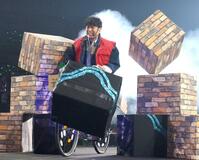 　往年の映画風の衣装で登場した山下健二郎