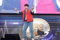 盛り上げる山下健二郎