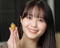 　金のひょうろくキーホルダーを手にする榎本ゆいな（撮影・西岡正）