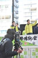 街頭演説に立った吉村洋文前大阪府知事（左）と横山英幸前大阪市長